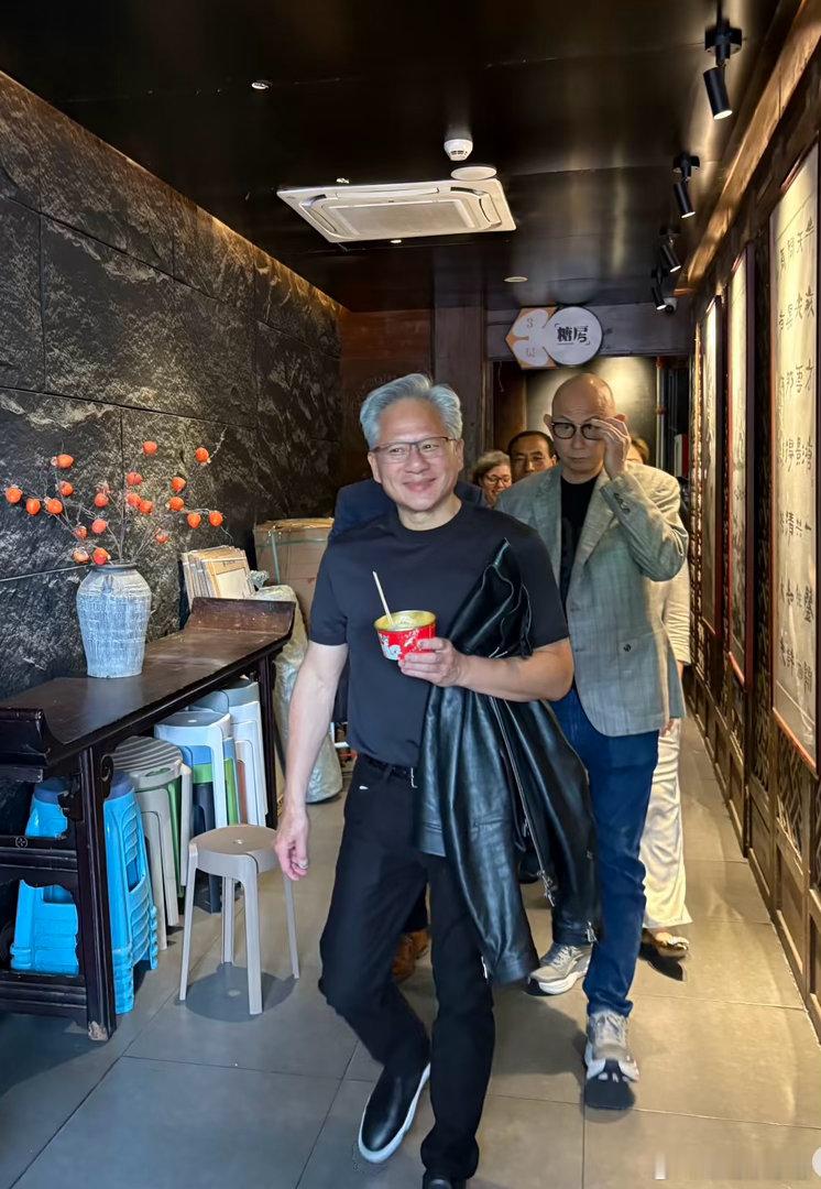 黄仁勋来北京的第三天，开启逛吃模式啦，被调侃登机最晚攻略最足，老北京豆汁、炸酱面