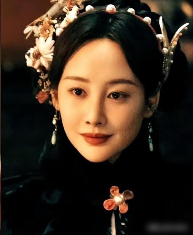 2013年冬天，是李纯最惨的日子：
​
解约后父母卖房替她赔200万，整整两年没