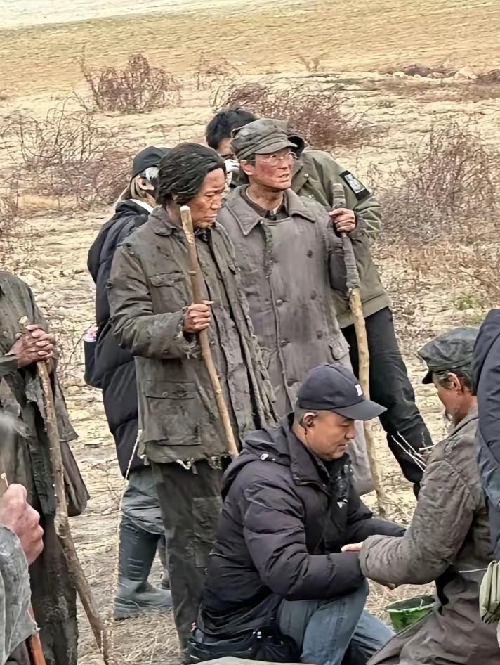 最近网上有张剧照，看着真让人心里堵得慌。照片里那位咱们从小就敬佩的伟人，穿得破旧