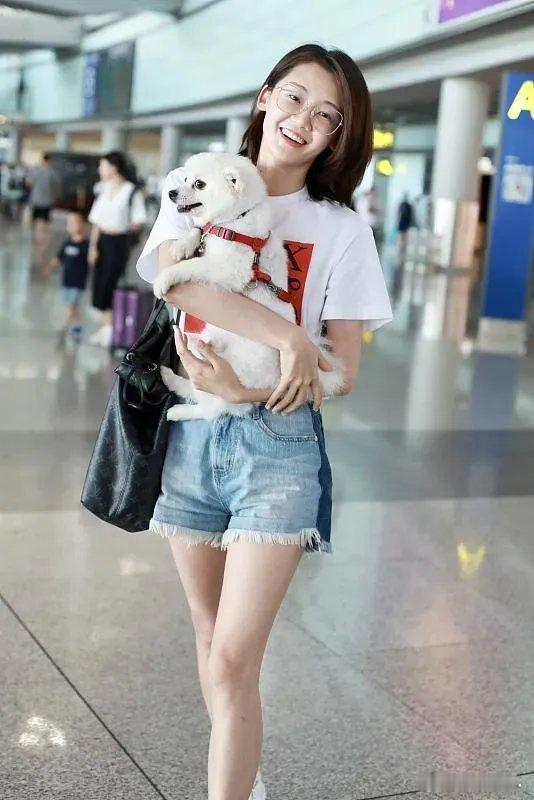郑恺真是娶到了好媳妇，不仅素颜那么漂亮，还心甘情愿为他连续生了3个孩子，至今还没