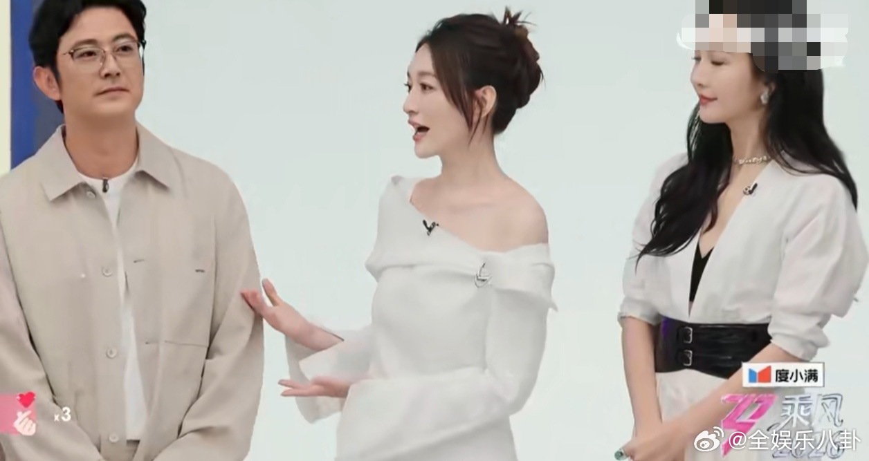 谢娜迎接李小冉直呼“没想到你真来了”！闺蜜互怼爆料“宅家打游戏”，50岁状态惊艳