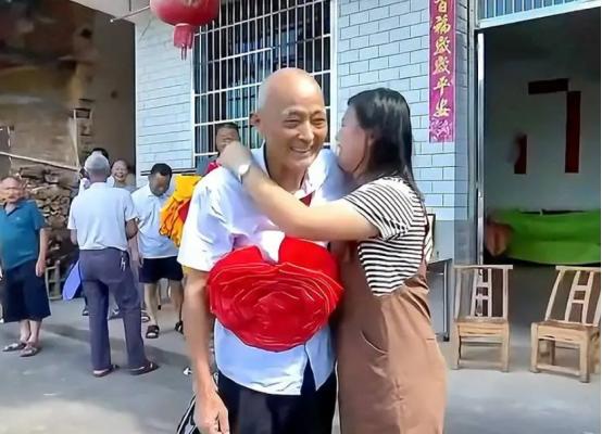“天大的缘分！”7月17日，湖南1女子开车掉入池塘中，71岁的大爷不顾生命危险将