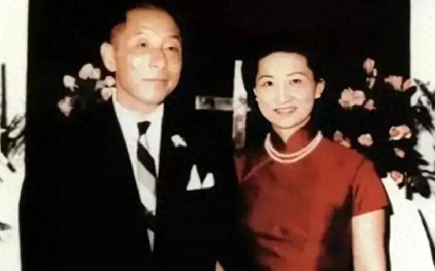 1964年张学良与赵一荻举行婚礼时留下的珍贵结婚合影，赵一荻脸上苦涩的笑容令人唏