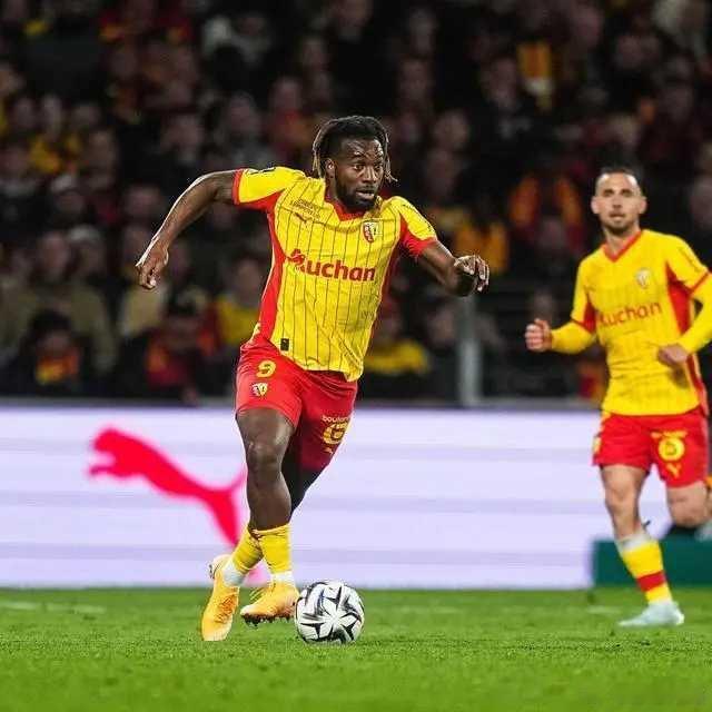 据法国媒体LensFoot消息，圣马克西曼即将与朗斯完成续约，新合同为1+1年。