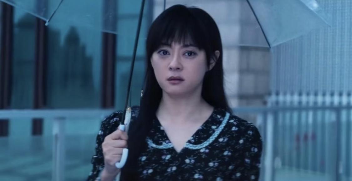 颜聆当年就是穿着这身裙子去见老丁，看见老丁和一个十四、五岁的女孩子在一起。

《