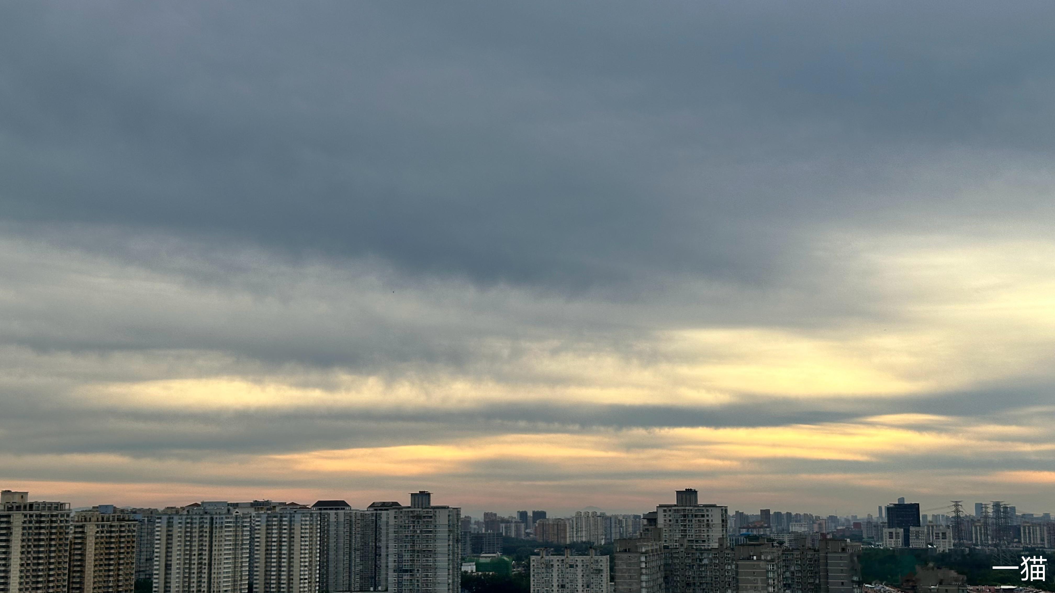 6:42 有形不累物，无迹去随风。与火星第一猫一起早起看日出