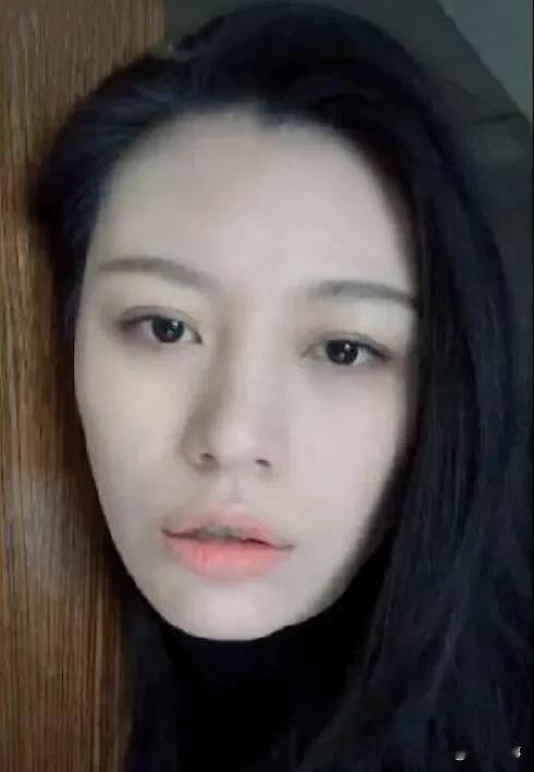 直接看傻一众吃瓜网友，
葛荟婕独自在杭州砸下500万，
拿下一套三百多平的大房子