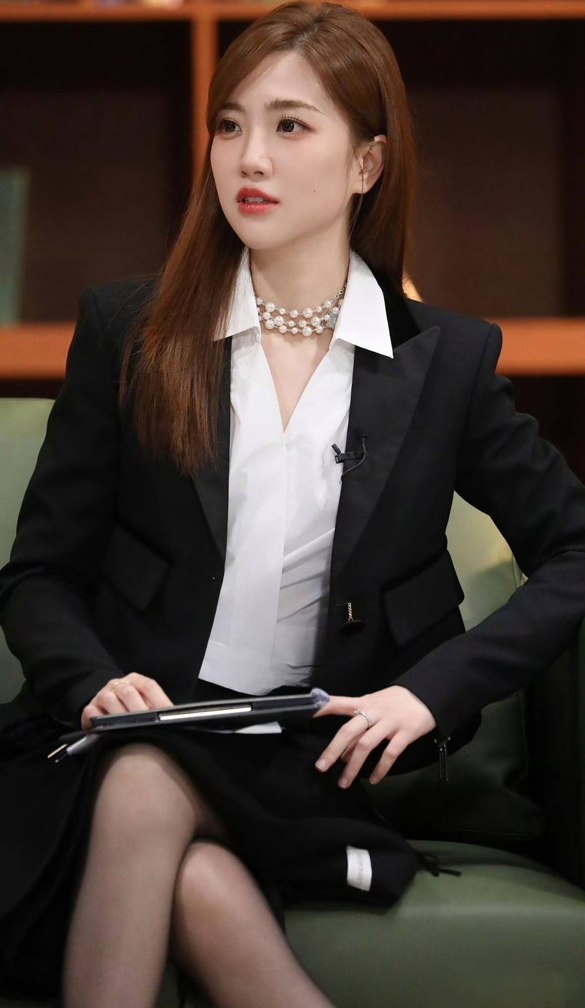 职场优雅风，白衬衫+黑色西装，气质满分！