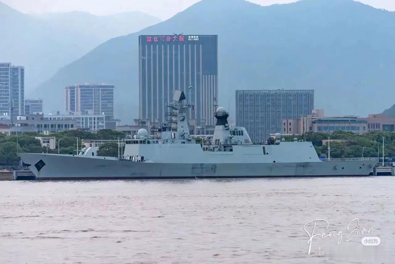 新054AG的主炮换成了054B的新100炮 ​​​