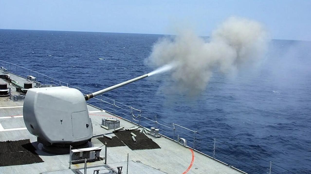 近40年，美国海军再次使用甲板炮对伊朗附近的一艘船只开火
4月19日，据《战争地