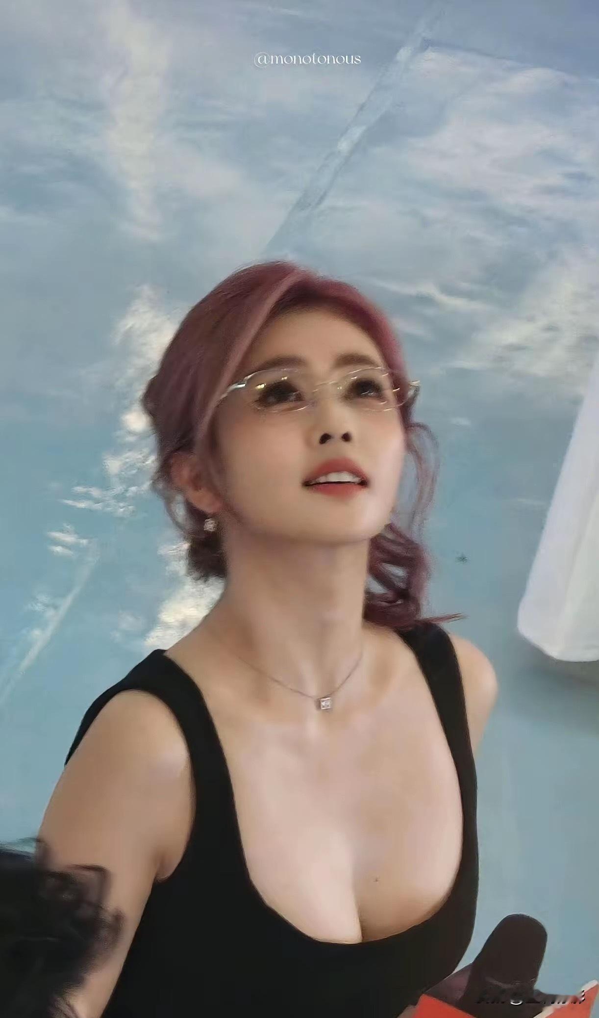 白鹿戴眼镜真好看