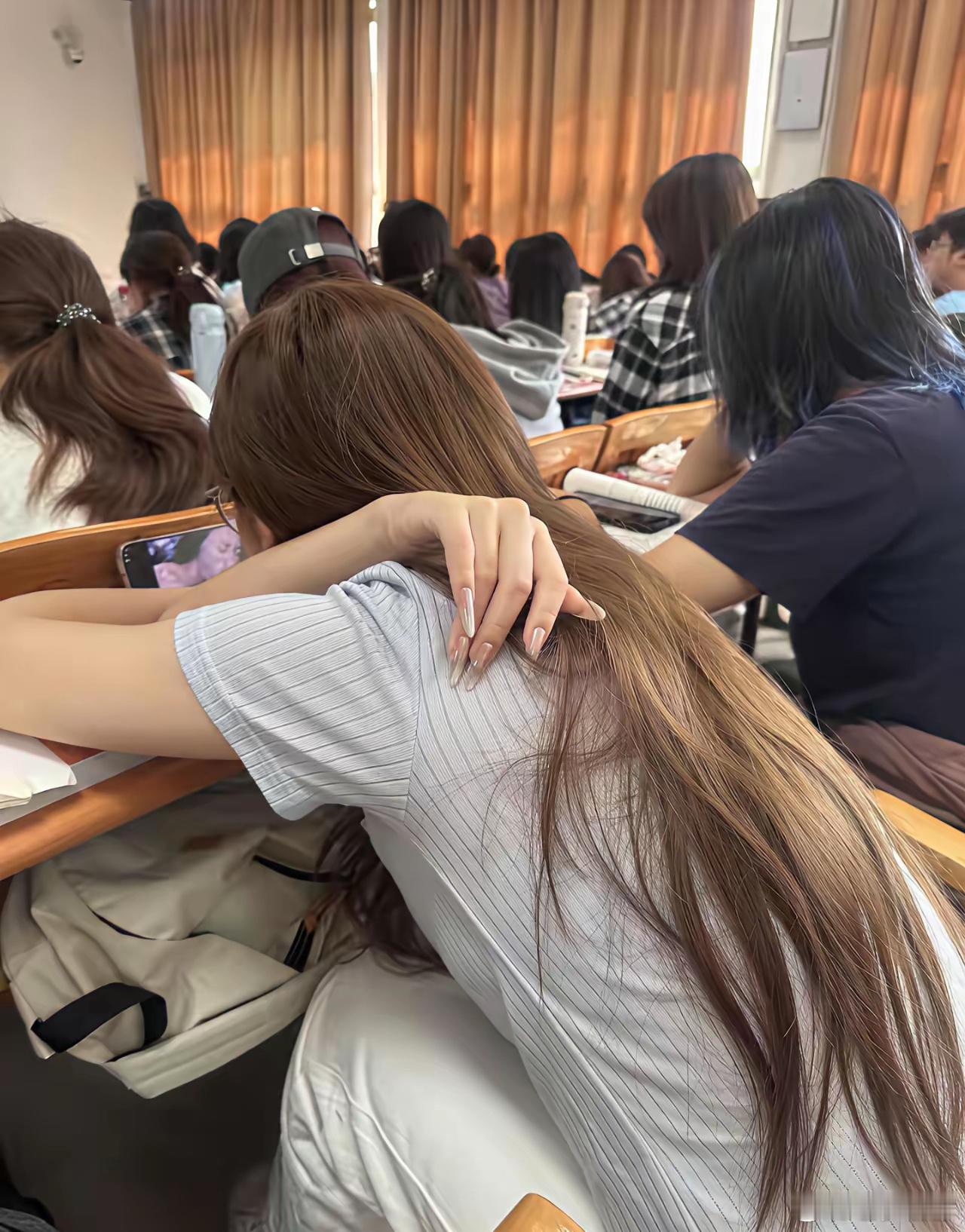 她输在了起跑线上，只能后天学习各种技巧赶上了？ 