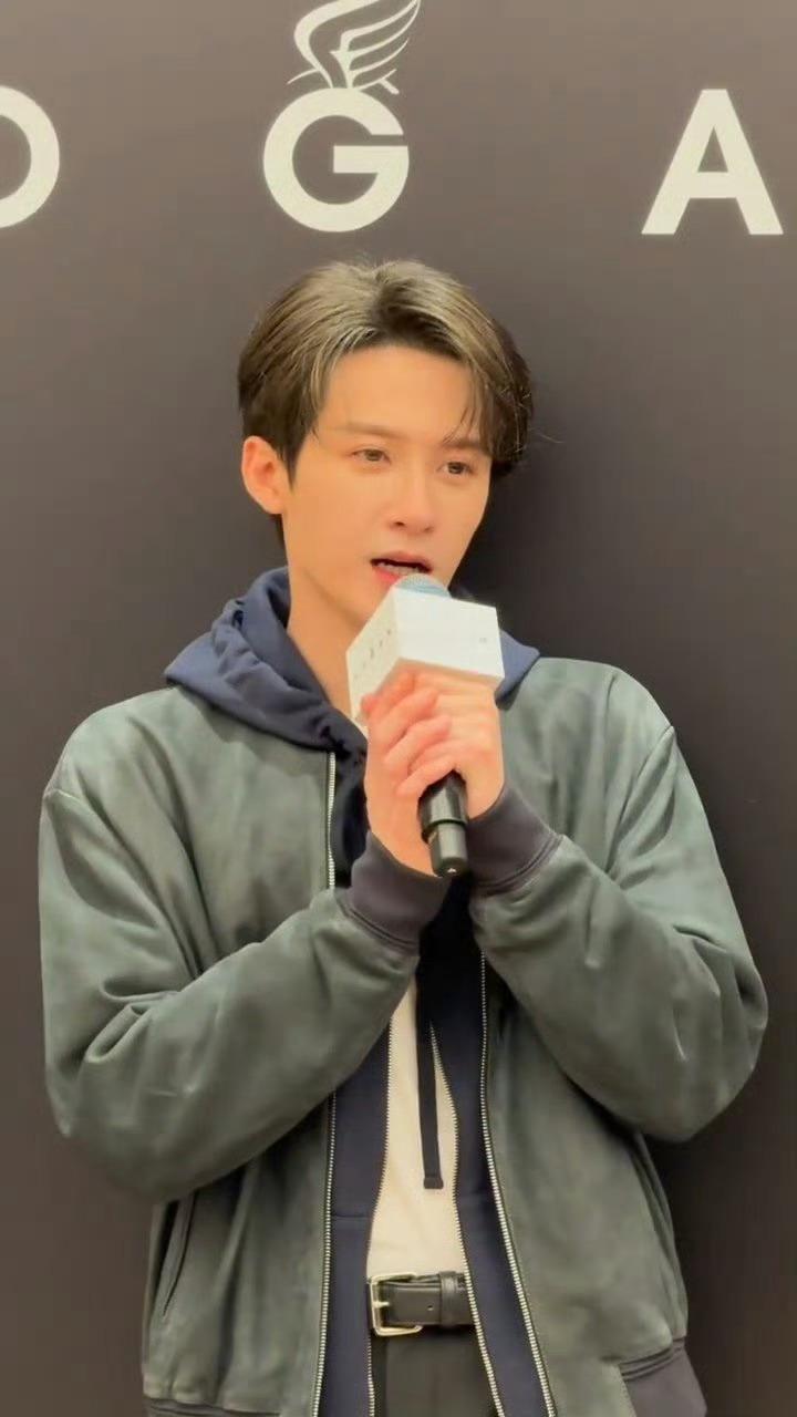 檀健次杭州见面会状态路透，檀健次灰绿色夹克造型可太帅了呀！