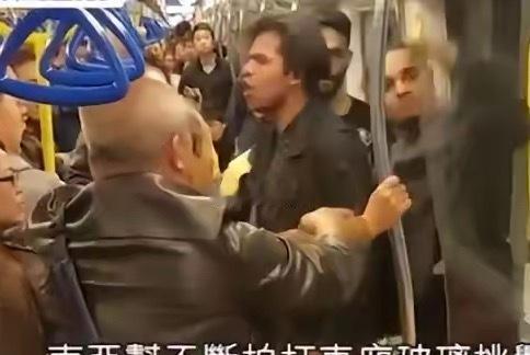 香港地铁车厢里，三名醉醺醺的印度青年强行围堵调戏一名19岁中国女孩，就在这千钧一