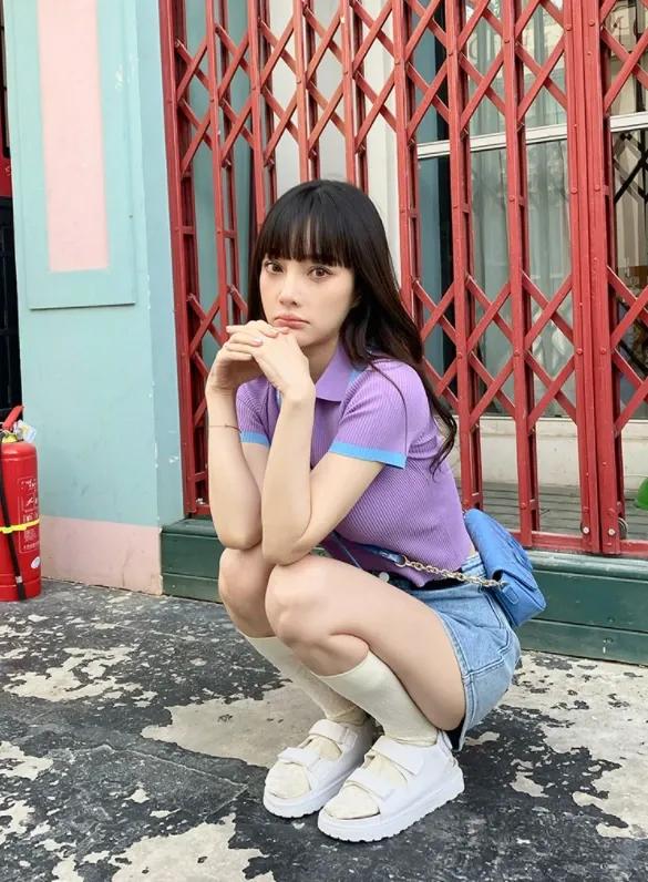 这个美女到底是不是李小璐啊？

看着有点像，又有点不像。这位美女的腿又细又长，而