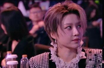 刘雨昕尖叫之夜这个镜头好像在撅嘴嘴