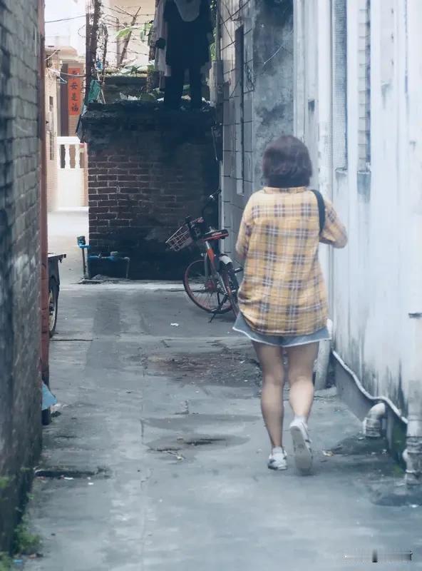 好心男子邀邻居女孩吃饭 在这快节奏的城市里，邻里之间往往大门紧闭，彼此陌生又疏离