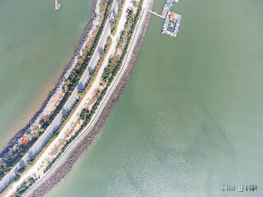 广西最美海上公路

广西有一条最美海上公路，全长13公里，两边是海，能一览北部湾