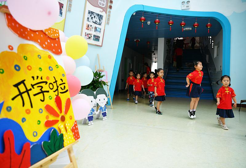 《学前幼园开学季》
又到九月开学季，
花朵亮相园丁忙。
迎来集群幼儿园，
花色过