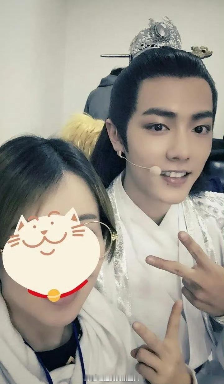 《陈情令》制片人选肖战出演魏无羡的契机照，竟然是被造型师逼着拍的