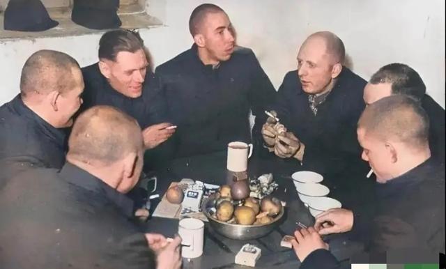 没想到志愿军的战俘营居然比美军前线兵营待遇还好？1951年这帮被俘的美国大兵围坐