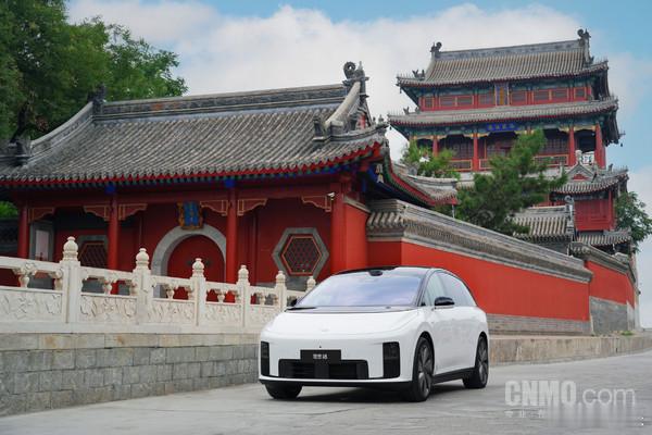 【理想 i8 今日交付！33.98 万起冲月销万】理想首款六座纯电 SUV i8