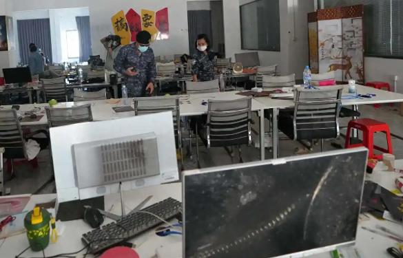 你敢信吗？在泰柬两国交界的偏僻地带，竟然藏着一座完整的“诈骗小城”，里面宿舍、餐