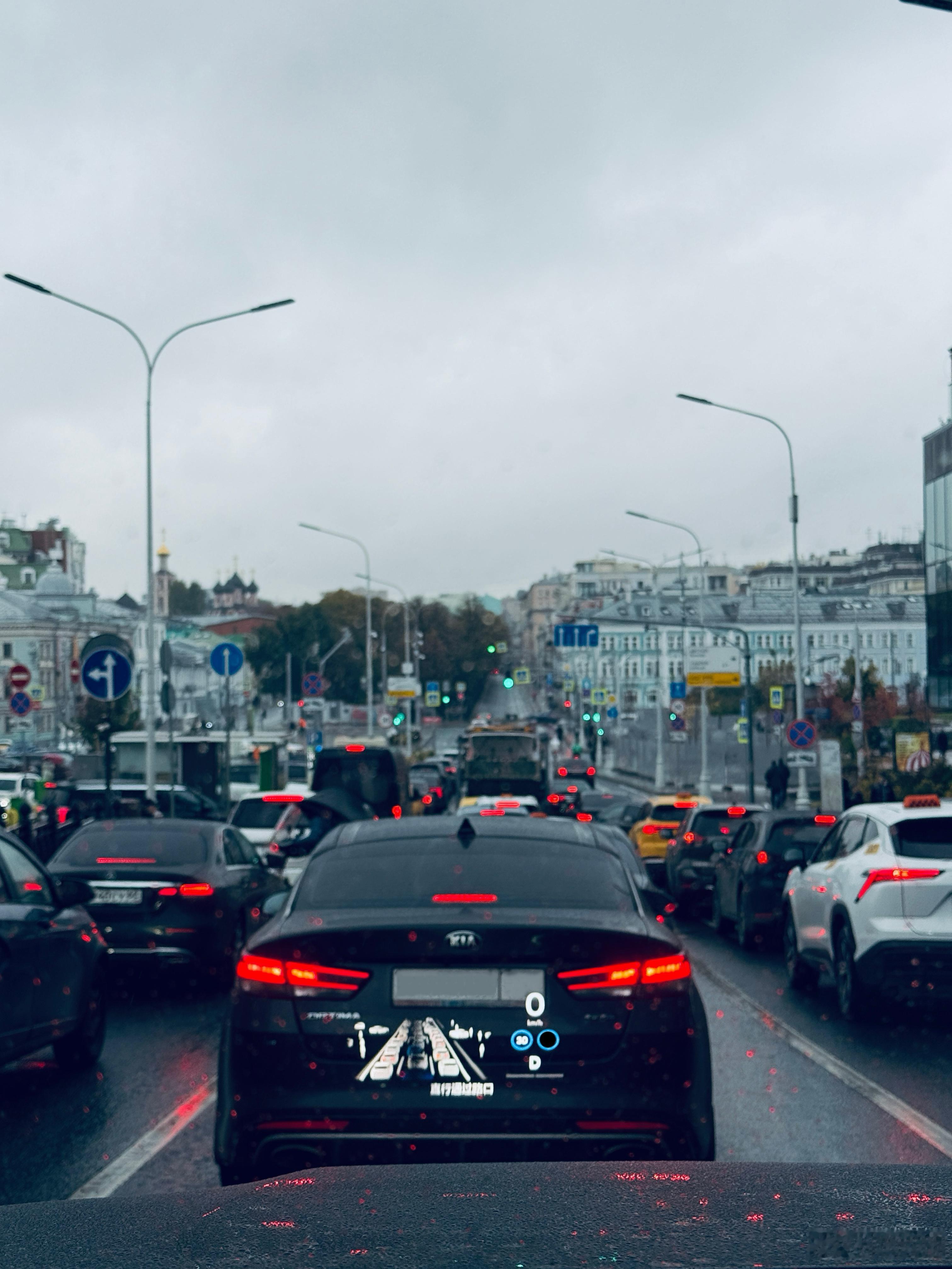又是阴雨绵绵的一天，太冷了~[生病]不过更冷的是最近有两束白月光结婚了[泪]照着