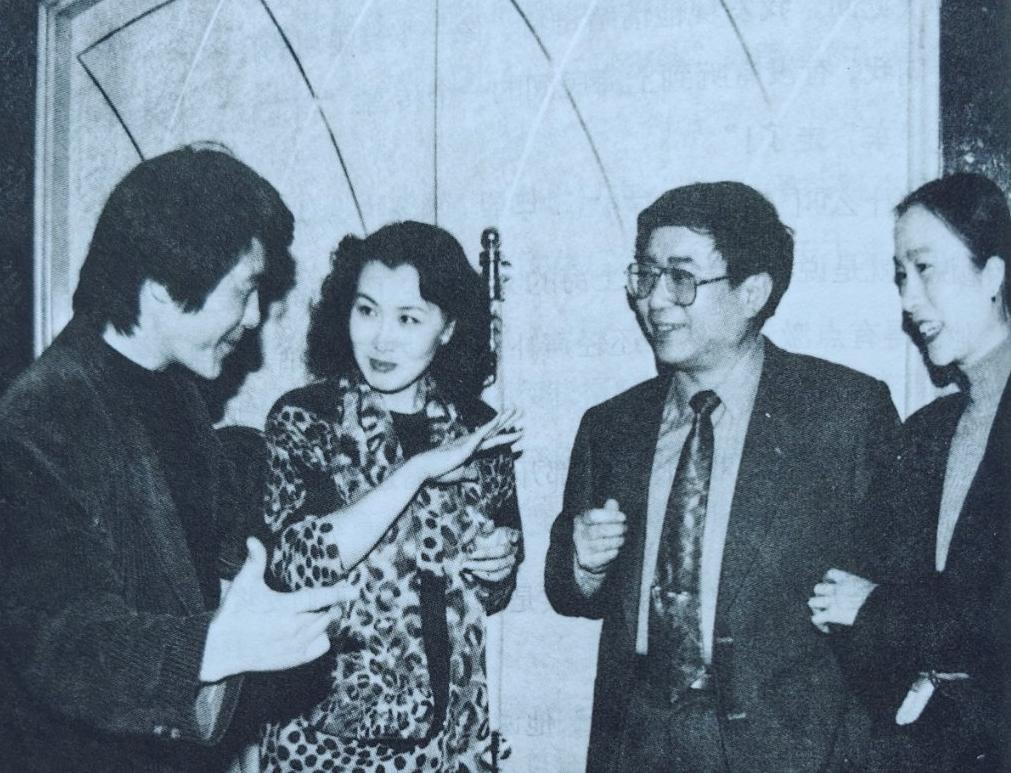 90年代，奚美娟和李媛媛、吕凉、余秋雨，一张罕见的留影，彼时余秋雨的《文化苦旅》