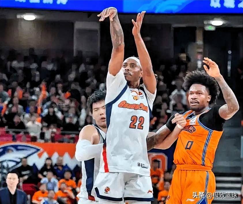 广东男篮真是太尴尬了！今晚，上海以97-81战胜广东。在比赛中，当广东球员进行罚