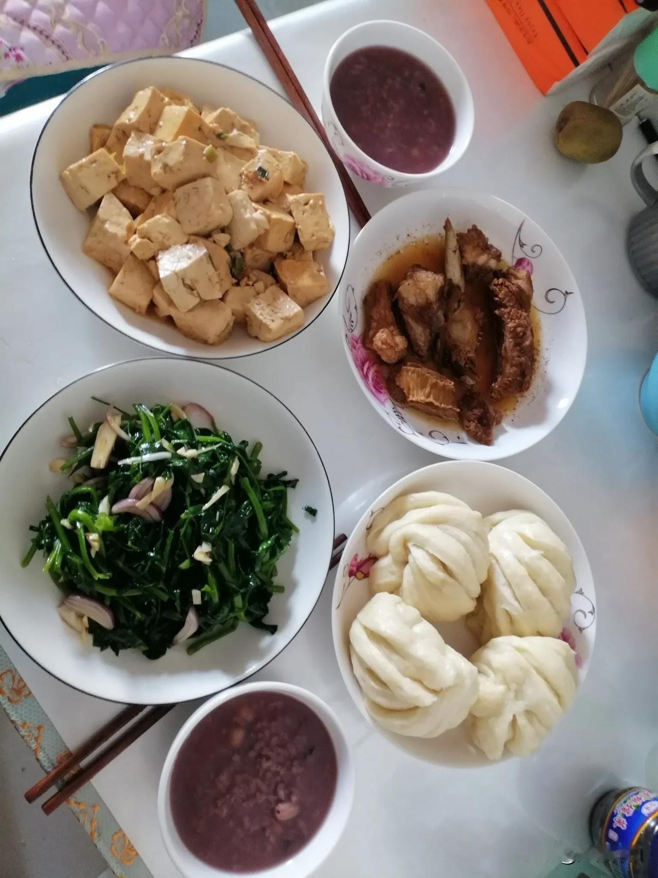 这是我们在弥勒市旅居生活的中午饭。
         炒一盘豆腐，拌了一盘绿叶蔬