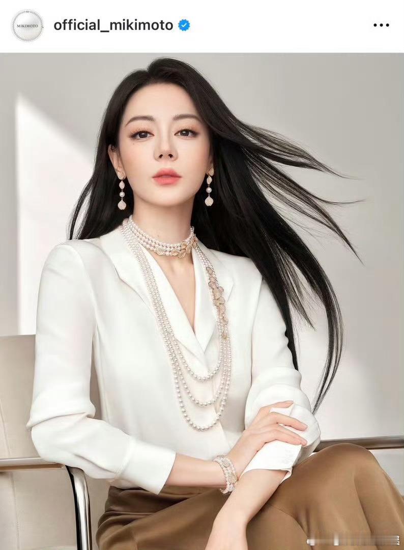 迪丽热巴白色珍珠叠戴迪丽热巴珍珠白领迪丽热巴白色珍珠叠戴，哇塞哇塞，