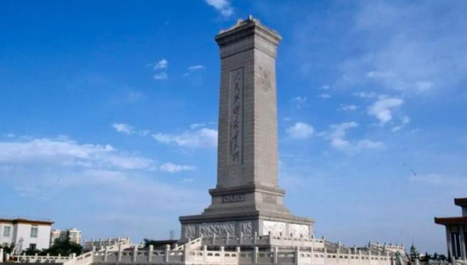 人民英雄纪念碑刚开工时，彭真建议由周总理撰写碑文，称赞他的书法非常出众！
194