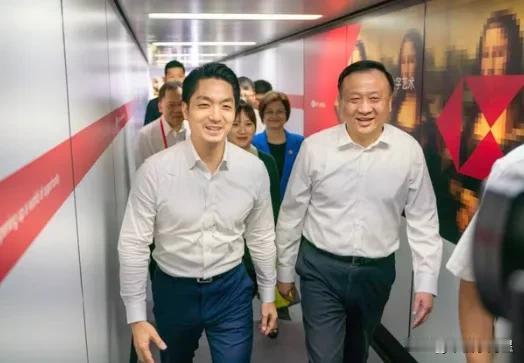 据岛内媒体最新民调显示，台北民众支持双城论坛继续举办的高达72.1%，仅有21%