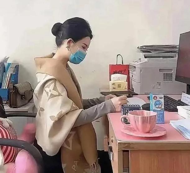 不知大家发现了没有，凡是坐在政府办公室里工作的女同志，无论是她什么级别，不管是市