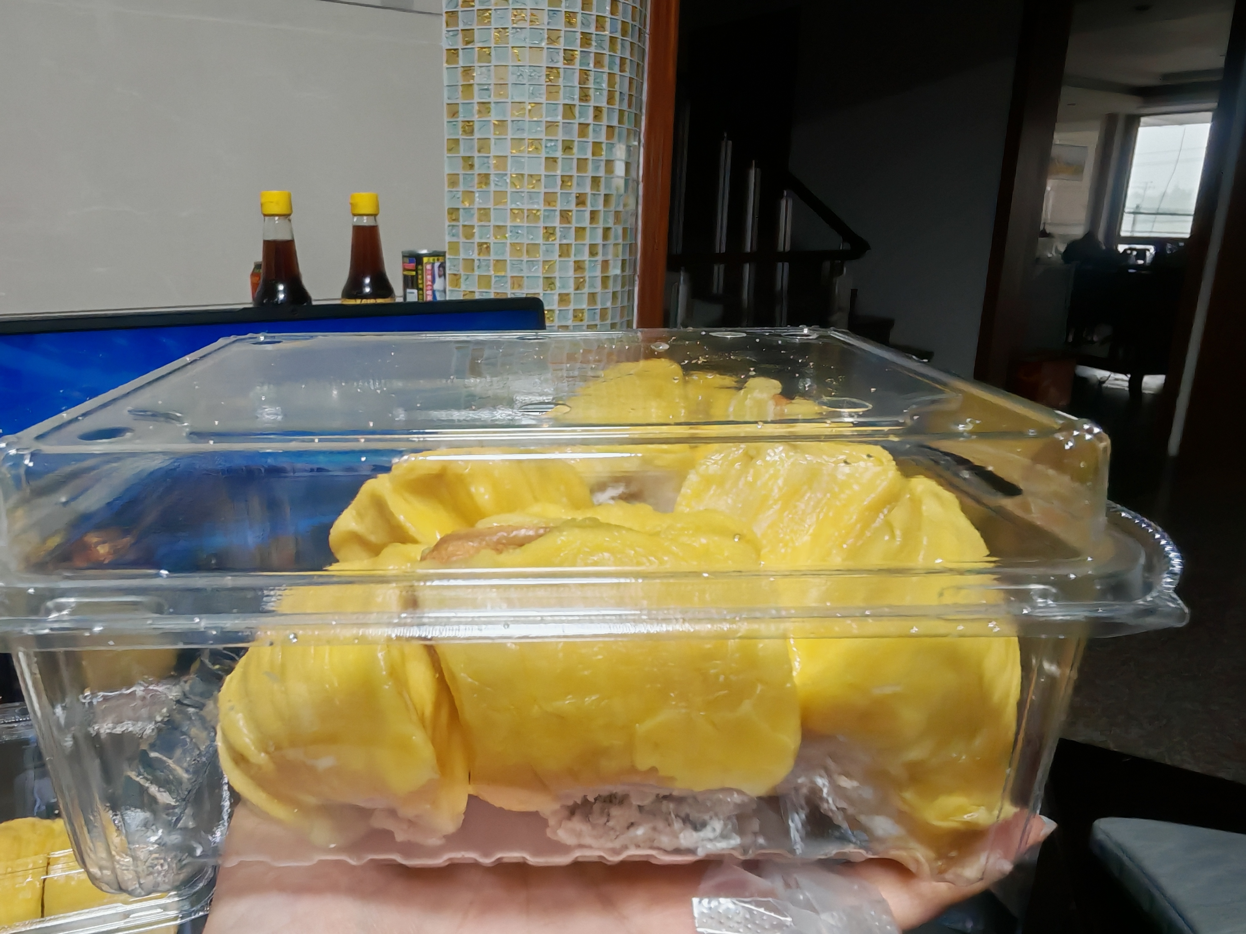 俺爹有事出门还想着带水果给我吃