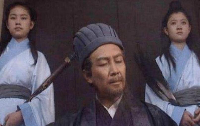 怪不得司马懿会撤兵，城楼上这两个书童，是整场空城计最大的疑点

公元228年，刘