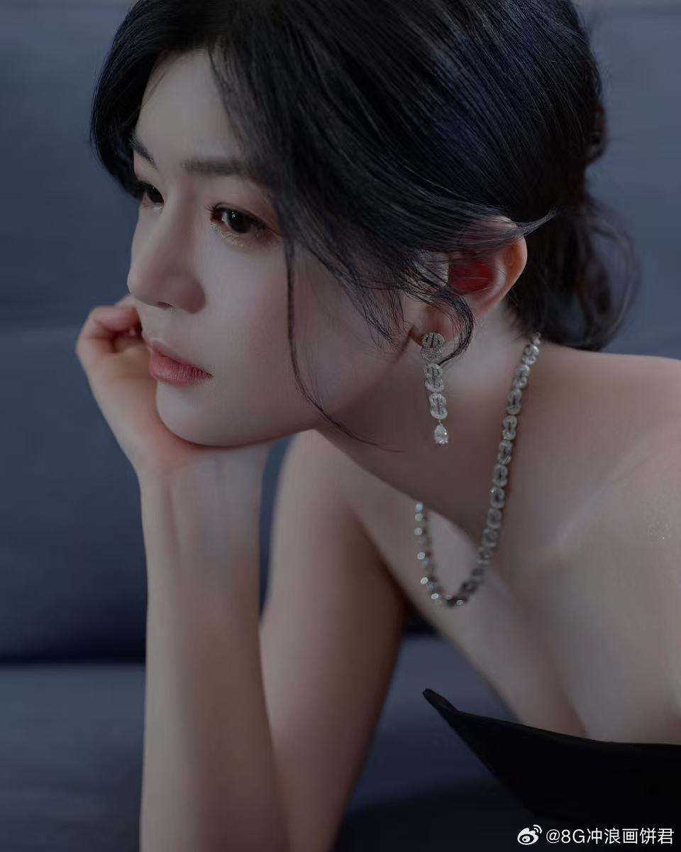 陈妍希蝴蝶结抹胸裙 白鹿卢昱晓陈妍希生镜头 陈妍希今日活动图一出，直接让人眼前一