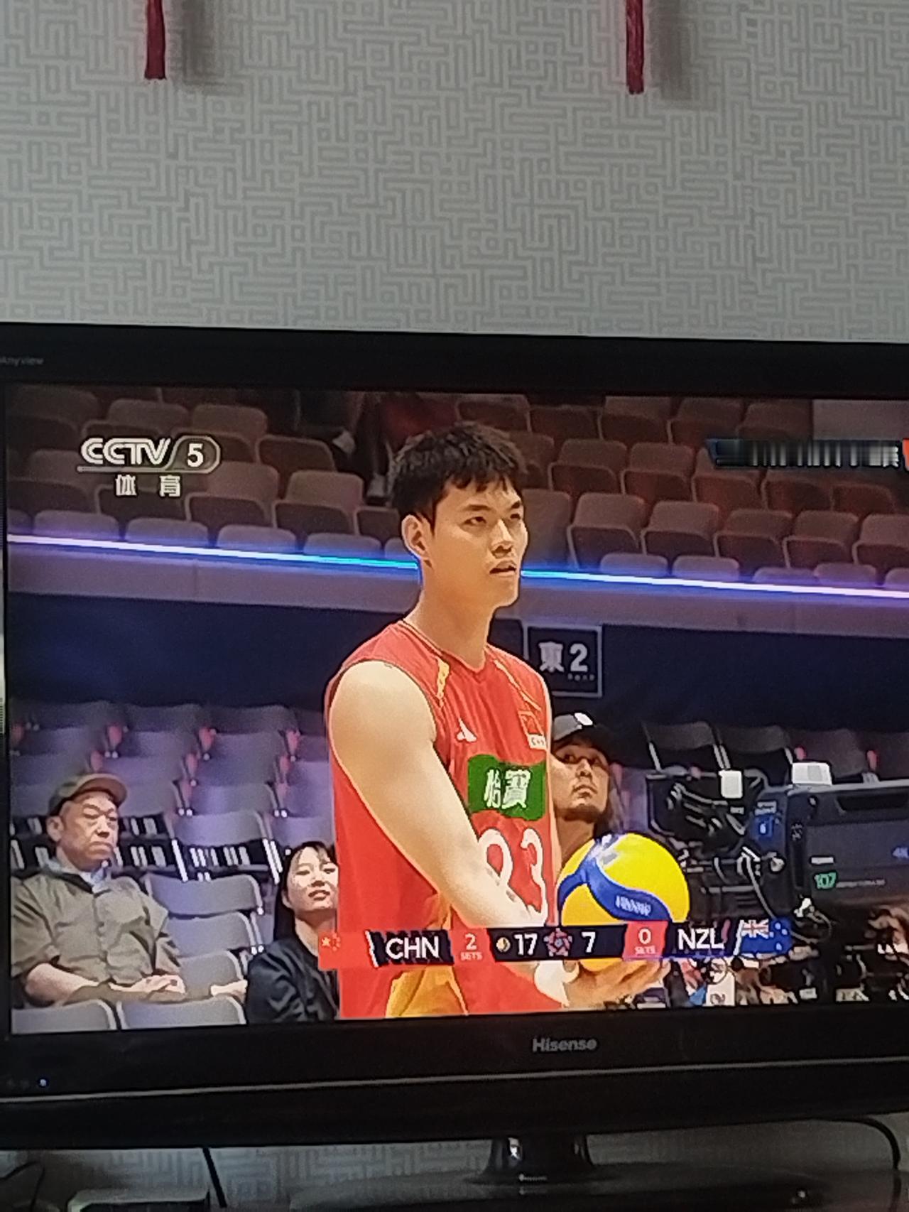 男排亚锦赛中国男排3:0轻取新西兰，获得两连胜，提前一轮锁定八强席位。三局的比分
