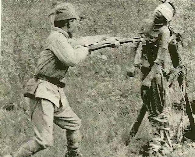 1937年9月5日，天津郊外，美联社记者把镜头对准了日军新兵练刺杀的现场。取景框