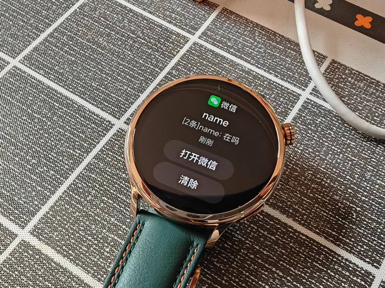 荣耀手表4 Pro升级了358版本后，来的微信信息会有一个打开微信提示，点一下是