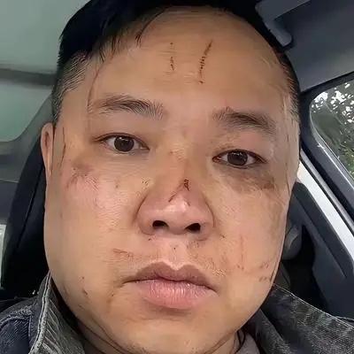 听妈妈的话离婚如今闹成大型尴尬现场。男子听从母亲安排离婚，孩子归自己，前妻被要求