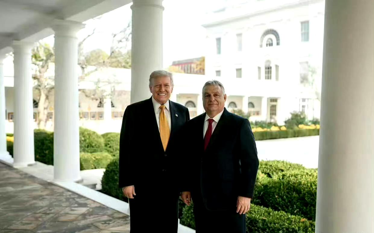 在谈及万斯是否给欧尔班拖后腿时，特朗普说，欧尔班本来就落后很多，而且他川某人也没