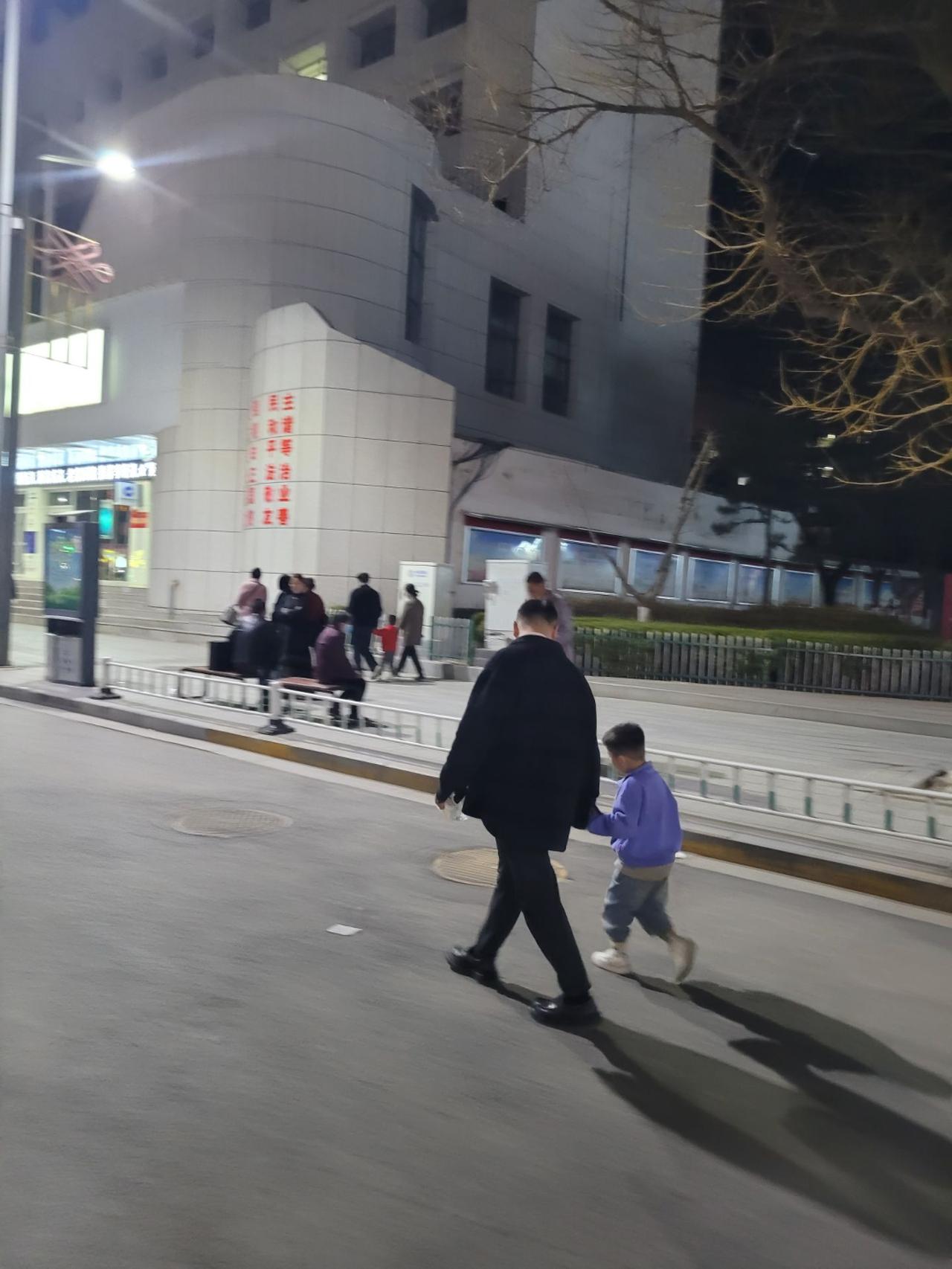 弟弟属牛，小我四岁。

他36岁那年，遭遇了人生的一大悲哀－中年丧妻。那年五一，