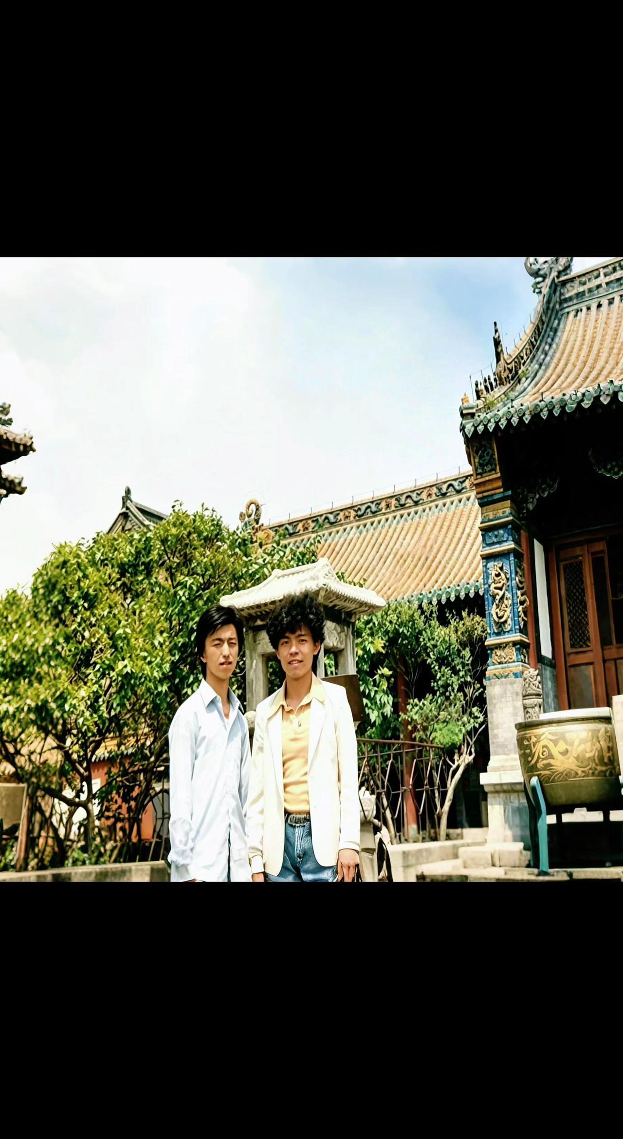哥俩好。📸褪色的时光里，飞檐还在讲盛京的故事。白衬衫少年，与红墙绿瓦撞了个满怀