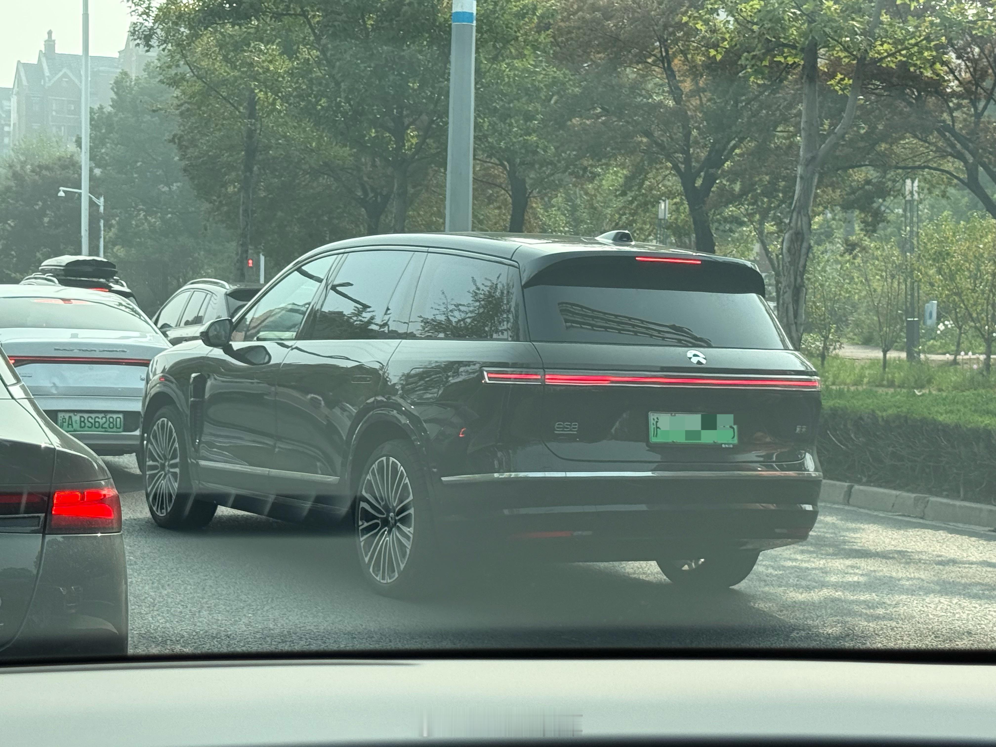 路上新 ES8 越来越常见了，上周刚官宣交付超过 1 万台。看样子交付速度这个短