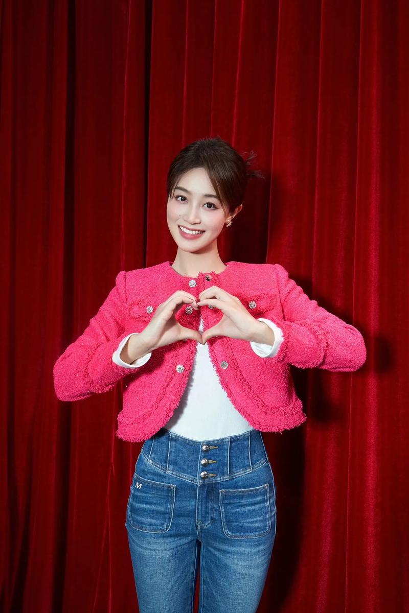 2025年11月6日，蓝盈莹被拍到与神秘男子在剧院角落同吃一碗玫瑰荔枝蛋糕，男方