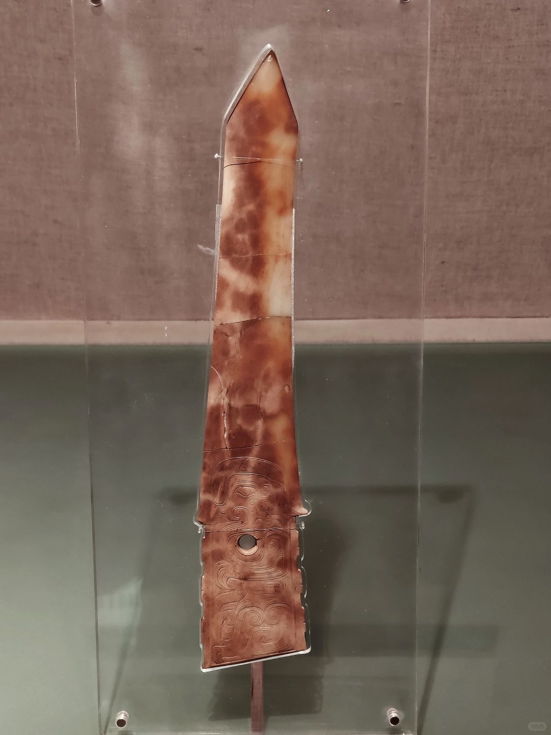 人首神兽纹玉戈