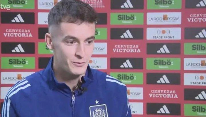 在接受采访时，巴塞罗那中场卡萨多谈到了入选西班牙国家队和得到弗里克重用。谈到入选