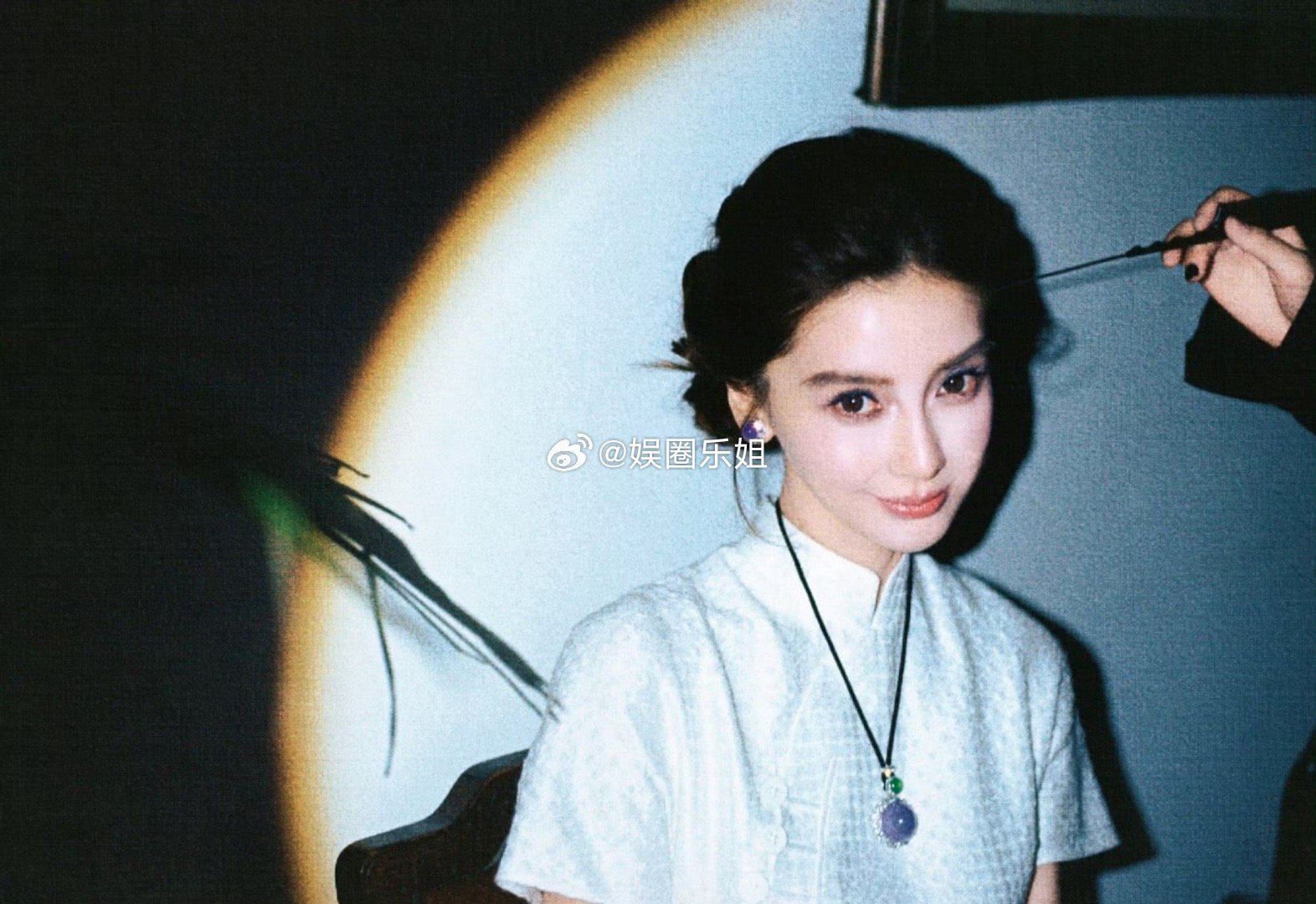 Angelababy迎来37岁生日，全新“紫瞳”，以紫色瞳孔为标志性元素，搭配夏